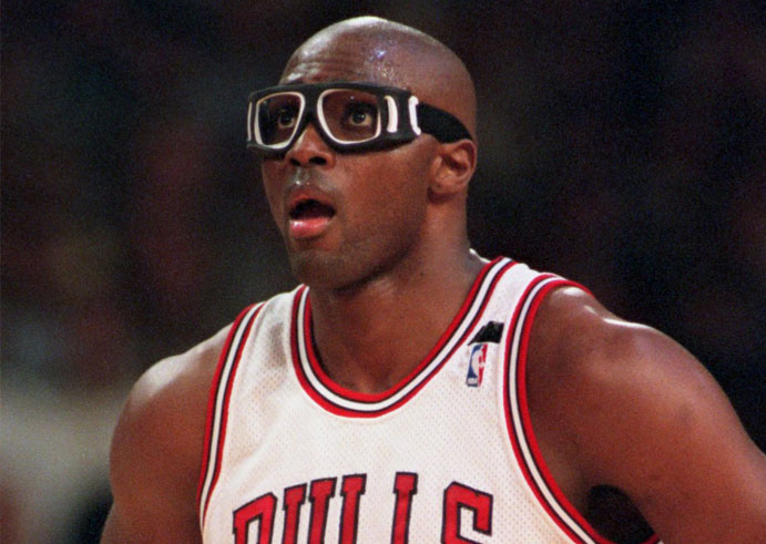 These 12 iconic NBA players are known for their goggles, facemasks, and  protective eyewear - Interbasket